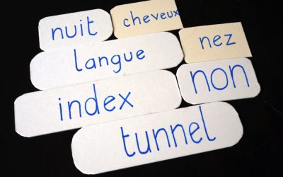 Les étapes principales de son apprentissage de la lecture et de l&rsquo;écriture.